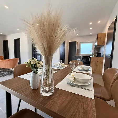 Local-lux Garden B- 2 Bedrooms-terrace Apartment