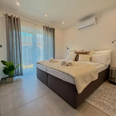 Local-lux Garden B- 2 Bedrooms-terrace Apartment Kecskemet