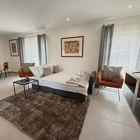 Local-lux Garden B- 2 Bedrooms-terrace Apartment Kecskemet