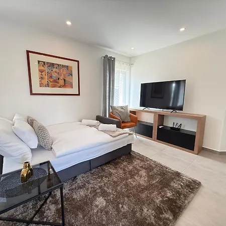 Local-lux Garden B- 2 Bedrooms-terrace Apartment